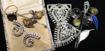 A 9ct gold ring and assorted costume jewellery.
