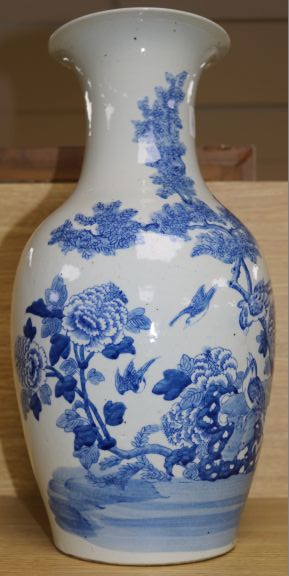 A Chinese blue & white vase