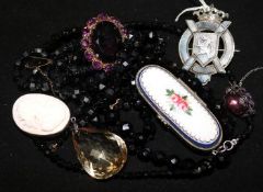 A Scottish silver and hardstone brooch, a 9ct gold mounted cameo and other sundry jewellery.