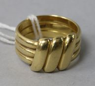 An 18ct gold Italian gold ring, size R.