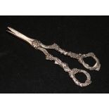A pair of early Victorian silver grape scissors by Reily & Storer, London, 1841, 7in.