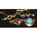 Assorted jewellery including early 20th century 18ct gold rings and 9ct gold Art Nouveau brooch.