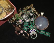 A qty of mixed costume jewellery