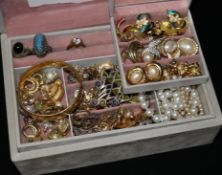 A quantity of mixed costume jewellery