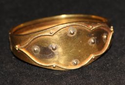A Victorian gold hinged bangle.