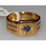 An 18ct gold and sapphire ring, size O.