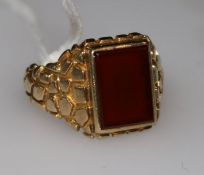 A 9ct gold and carnelian set ring, size V.