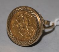 A 1907 half sovereign in 9ct gold ring mount, 8.8g gross