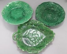 A quantity of green leaf plates