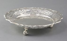 A George V pierced silver shaped circular shallow bowl by Goldsmiths & Silversmiths Co Ltd, on three