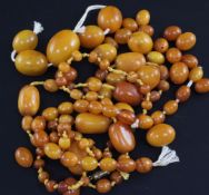 A single strand amber bead necklace and a small quantity of loose amber beads, gross weight 84