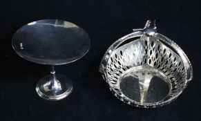 An Edwardian pierced silver basket, Chester, 1907 and a small silver tazza, 9 oz.