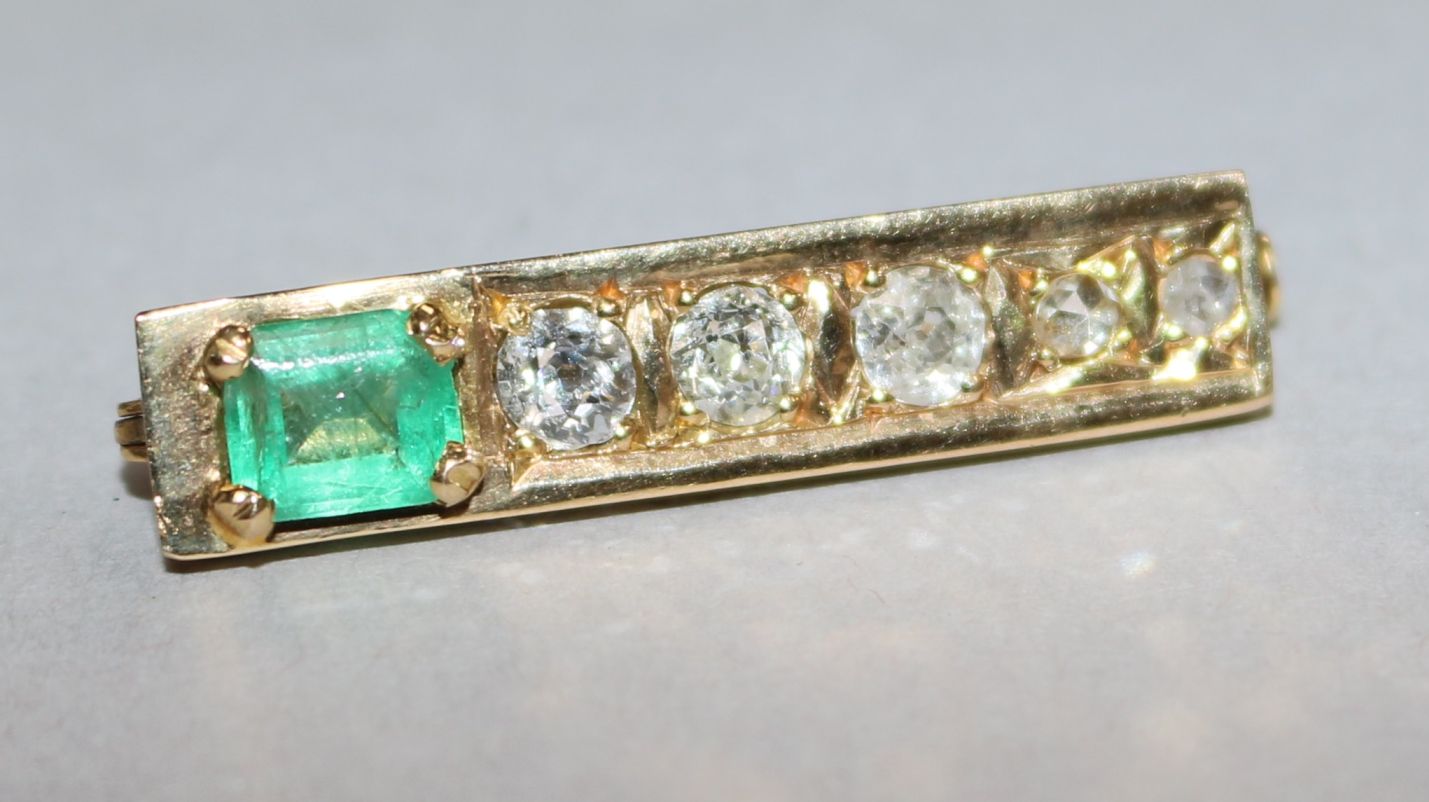 A mid 20th century French 18ct gold, emerald and diamond rectangular brooch, 3.5cm.