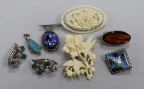 A small group of miscellaneous brooches.