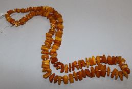 A single strand jagged amber bead necklace, gross weight 60 grams, 76cm.