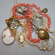 A cultured pearl necklace and other mixed jewellery.