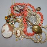 A cultured pearl necklace and other mixed jewellery.