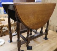 A 1920's oak gateleg table, W.89cm