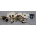 Mixed jewellery including 14ct and 9ct rings.