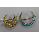 An 18ct gold crescent and star brooch, set with seed pearls, 4.9gr, and a 9ct gold turquoise-set