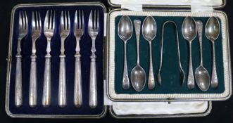 A George V cased set of six teaspoons with tongs and a cased set of six pastry forks.