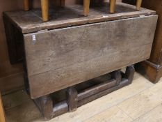 A late 17th/18th century oak drop leaf dining table, W.105cm