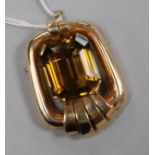 A yellow metal and emerald cut citrine set pendant brooch, 5cm.