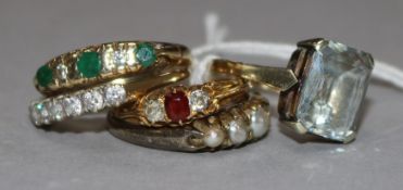 An 18ct gold gem set ring and four assorted 9ct gold rings.