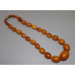 An amber bead necklace, gross 44 grams, 40cm.