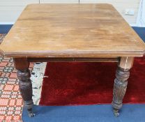 A late Victorian extending dining table, W.128cm