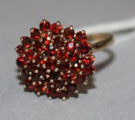 A 9ct gold and garnet cluster ring, size O.