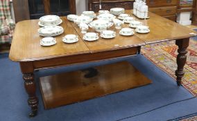 A Victorian mahogany extending dining table, with one spare leaf, 195cm wide