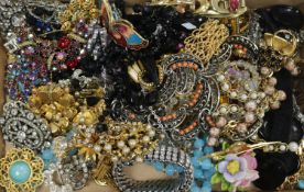 A quantity of assorted costume jewellery.