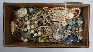 An Arts & Crafts box of mixed costume jewellery