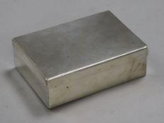 An Asprey's plain silver double-hinged playing card box, London 1928, 9.2oz., 11cm
