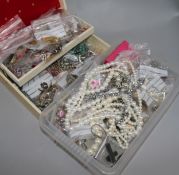 A quantity of jewellery and boxes