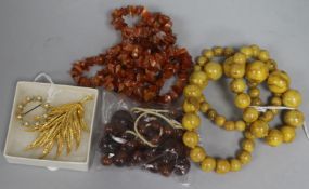 Costume jewellery, including a pearl and turquoise wreath brooch, a leaf brooch and three bead