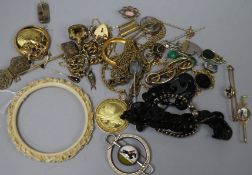 A 'horse' tie clip stamped '14k' and a collection of gilt metal dress jewellery and an early 20th