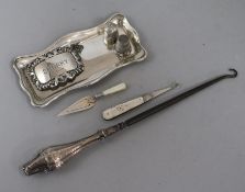 A miniature silver tray, 2 silver thimbles, sherry label etc (7)
