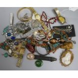 Mixed costume jewellery.