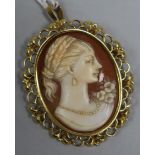 An oval cameo brooch in 18ct gold fancy openwork mount, 43mm.