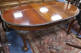 A 1920's mahogany extending dining table, W.180cm (with 1 leaf in)