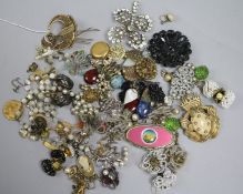 A quantity of mixed costume jewellery.