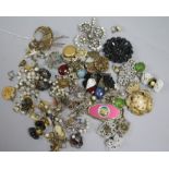 A quantity of mixed costume jewellery.