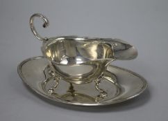 An American sterling silver sauce boat and stand, stand 14.2cm.