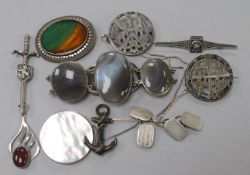 A small quantity of assorted silver jewellery, including Scottish hardstone anchor brooch and a