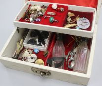 A quantity of mixed jewellery and other curios, including two 9ct gold rings, a 9ct gold and