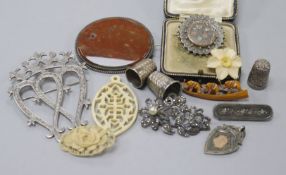 Sundry items including silver brooches, thimble etc.