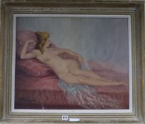 De La Bruyereoil on canvasReclining nudesigned49 x 60cm