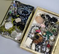 A quantity of assorted costume jewellery.